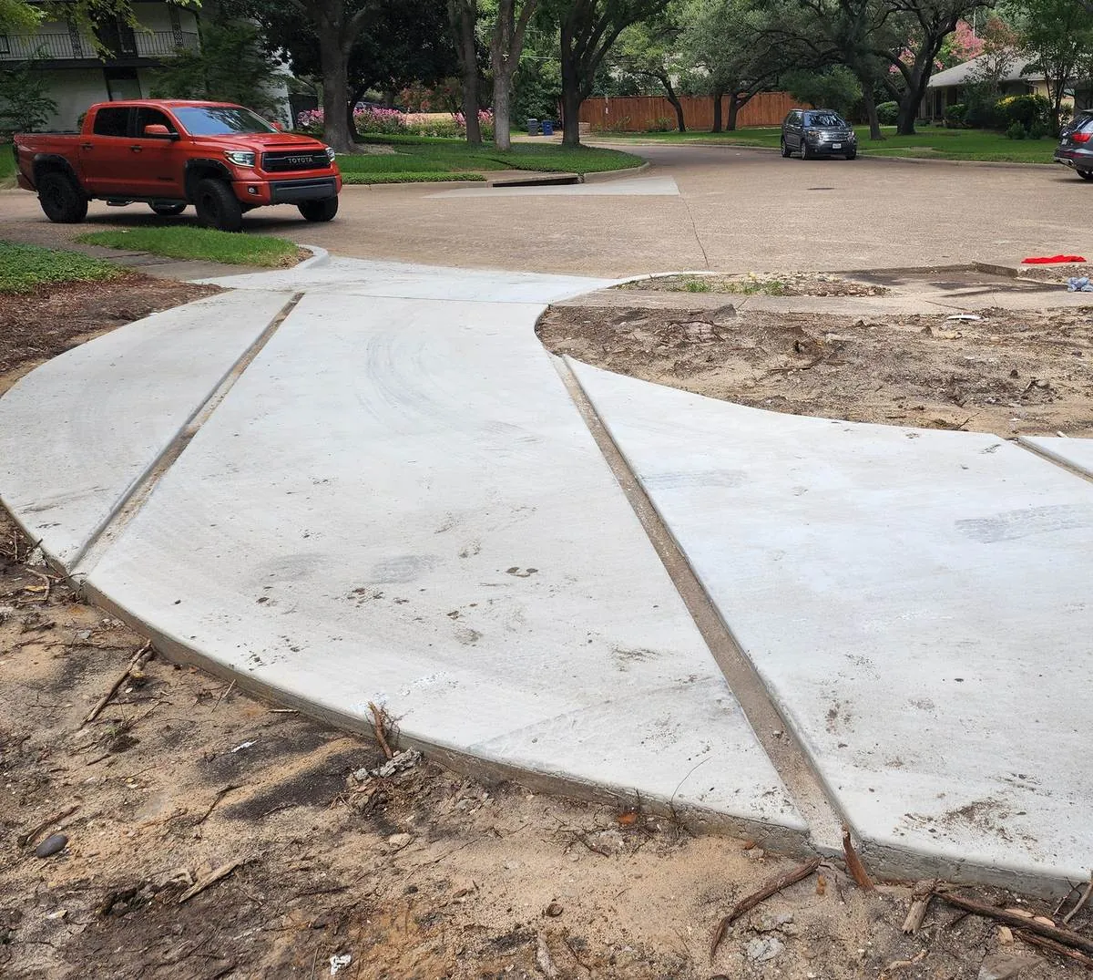 Decorative fan-pattern circular concrete driveway